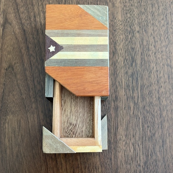 Wooden keepsake box from Cuba - Picture 8 of 10